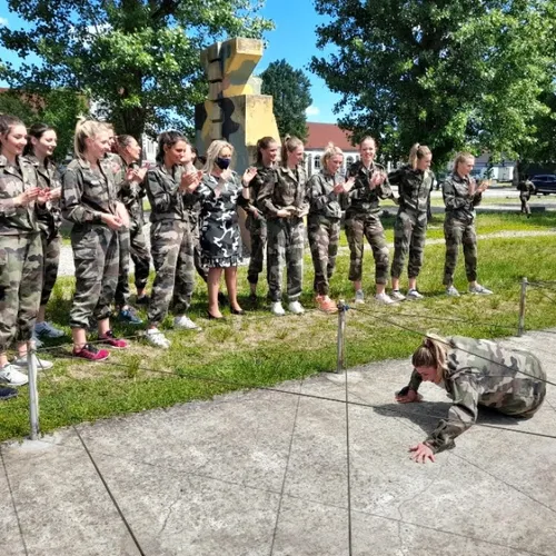 Miss Alsace : un début de sélection très militaire pour la promo...